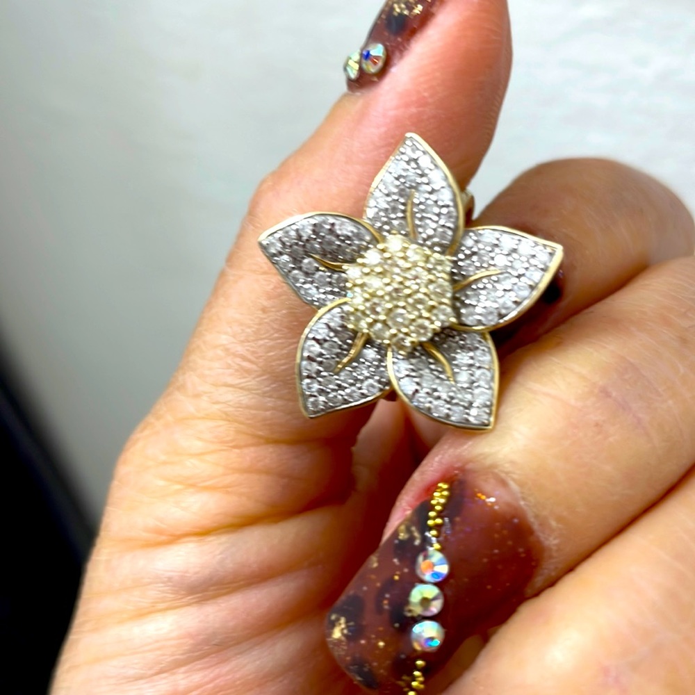 Beautiful diamonds ring